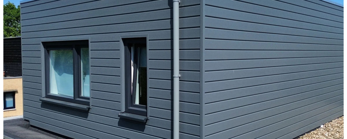 Dakopbouw met moderne gevelafwerking gerealiseerd door Vastgoed Groep