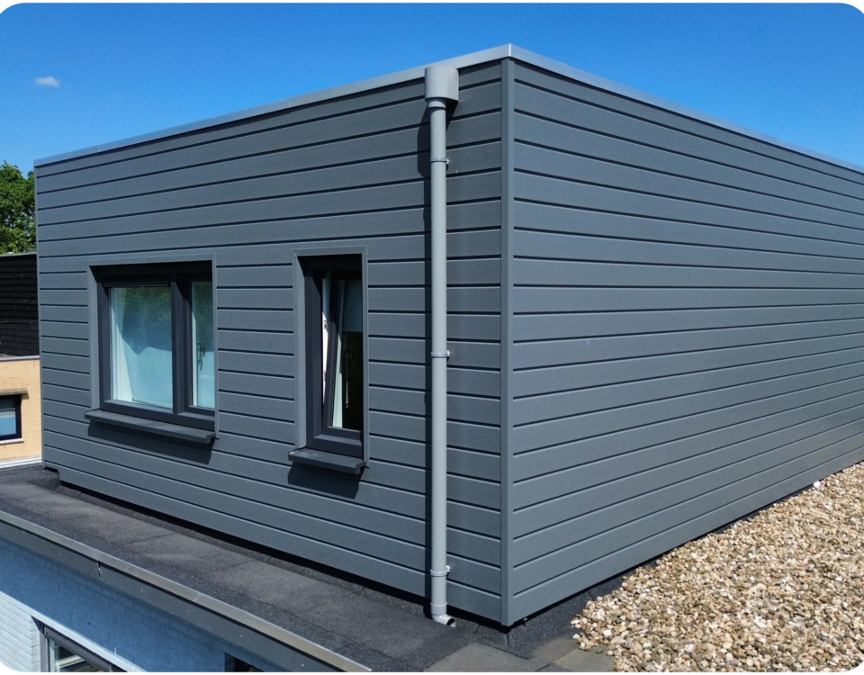Dakopbouw met moderne gevelafwerking gerealiseerd door Vastgoed Groep
