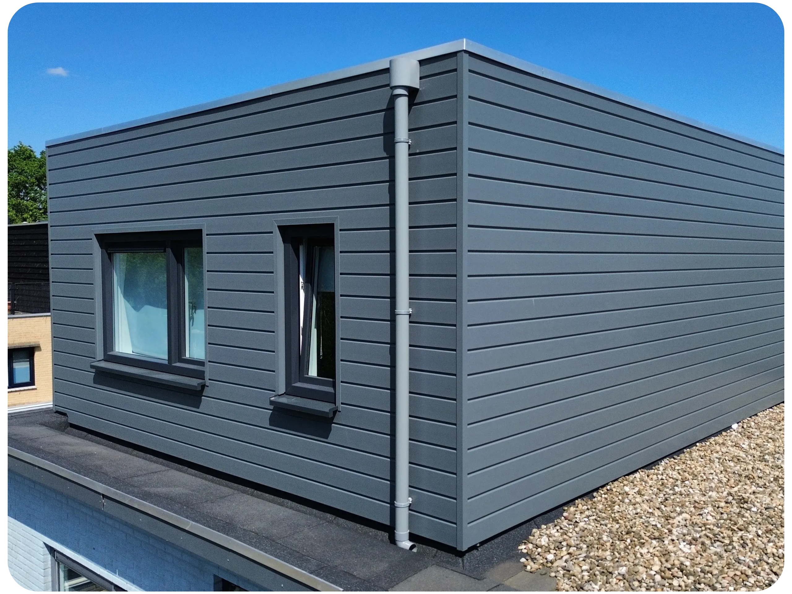 Dakopbouw met moderne gevelafwerking gerealiseerd door Vastgoed Groep