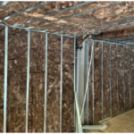 Isolatie van scheidingswand en plafond met voorzetwanden en verlaagd plafond tijdens een restaurant verbouwing