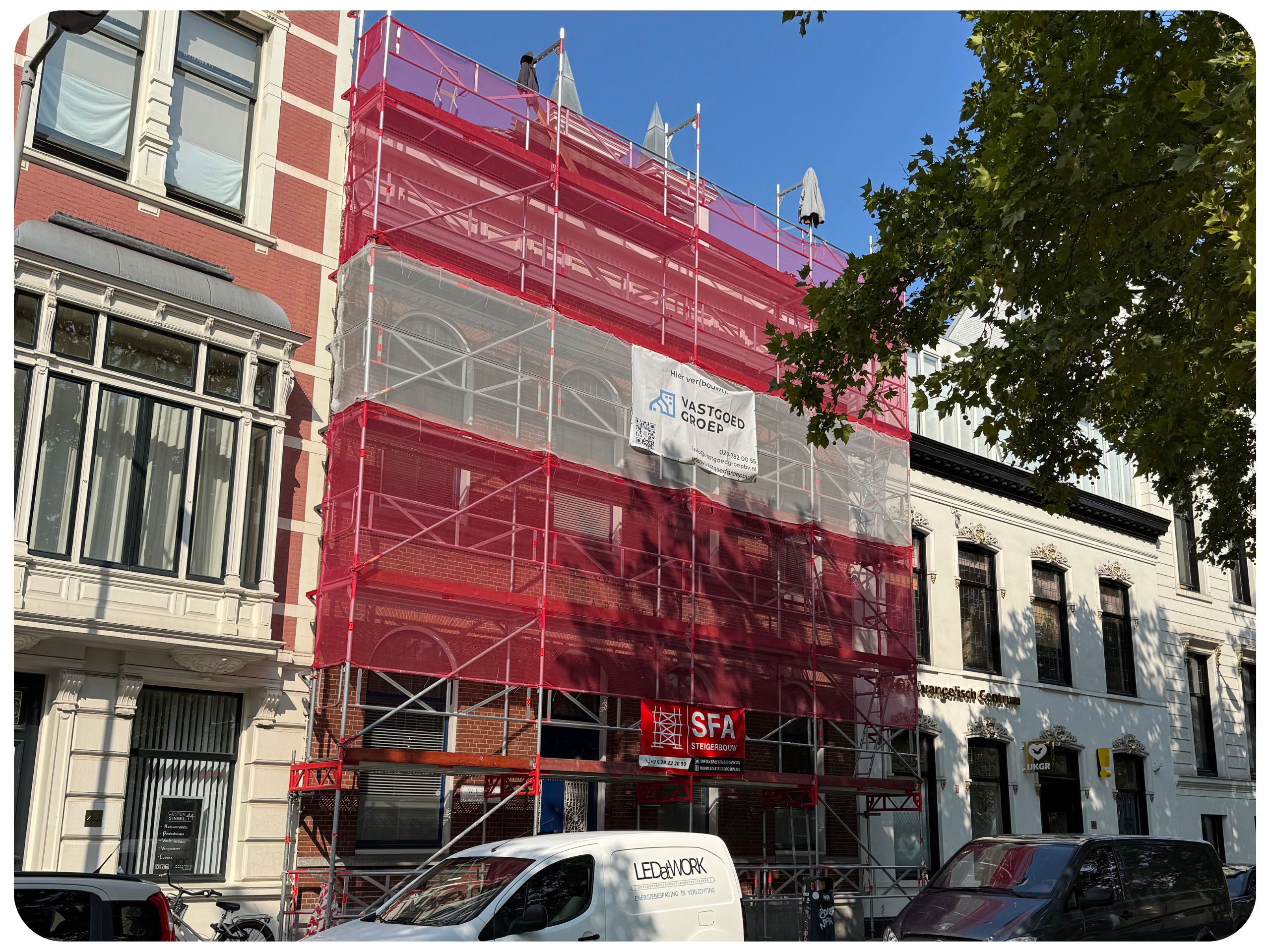 Steiger met doek van Vastgoed Groep bij renovatieproject van appartementencomplex