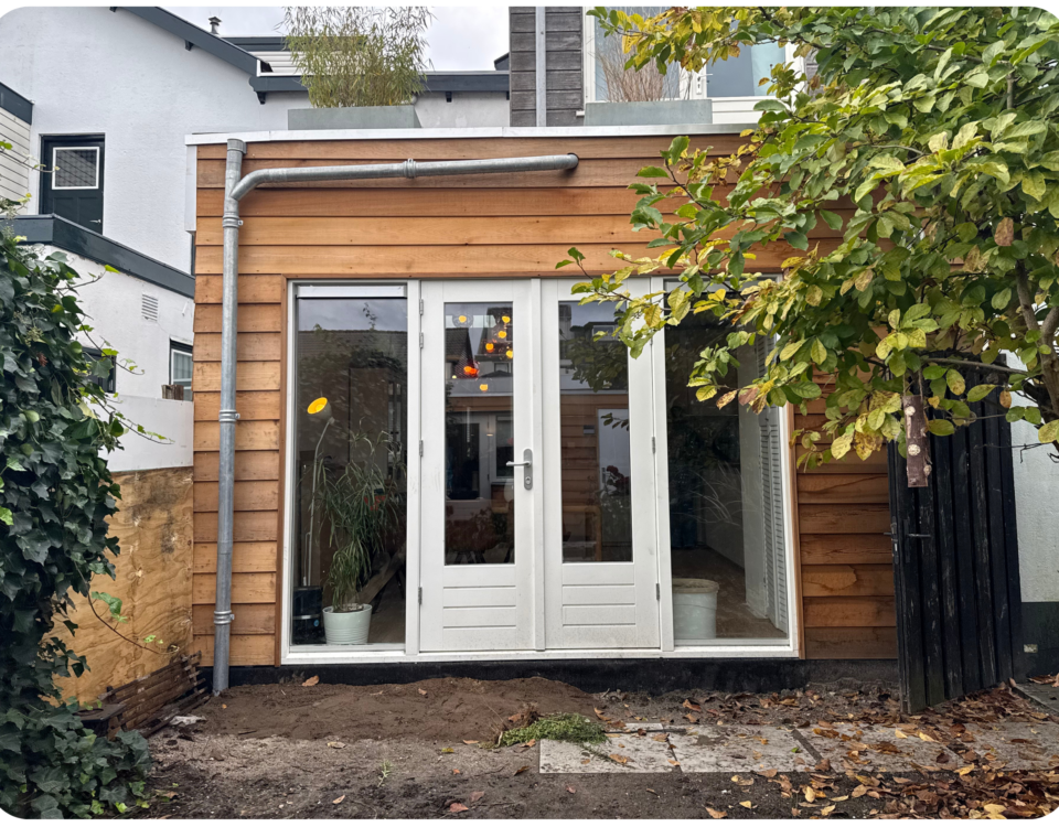 Uitbouw met houten gevelbekleding en openslaande deuren, gerealiseerd door Vastgoed Groep inclusief vloerverwarming en keukenrenovatie