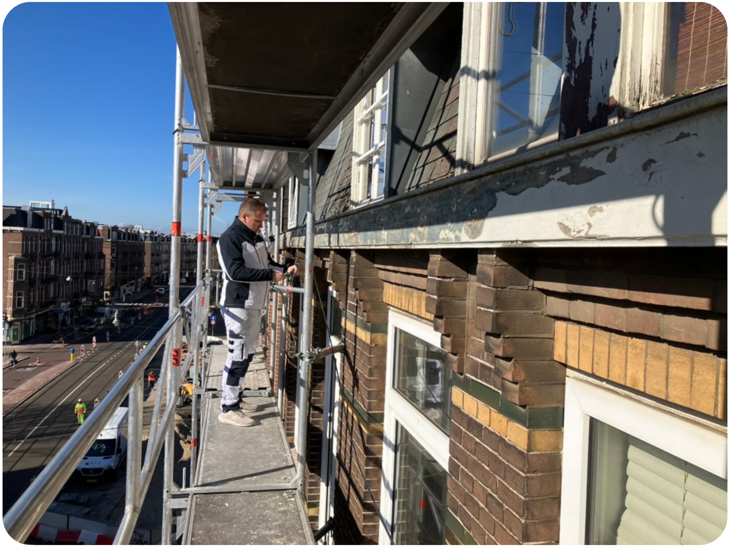 Gevelrenovatie aan appartementencomplex uitgevoerd vanaf steiger door Vastgoed Groep