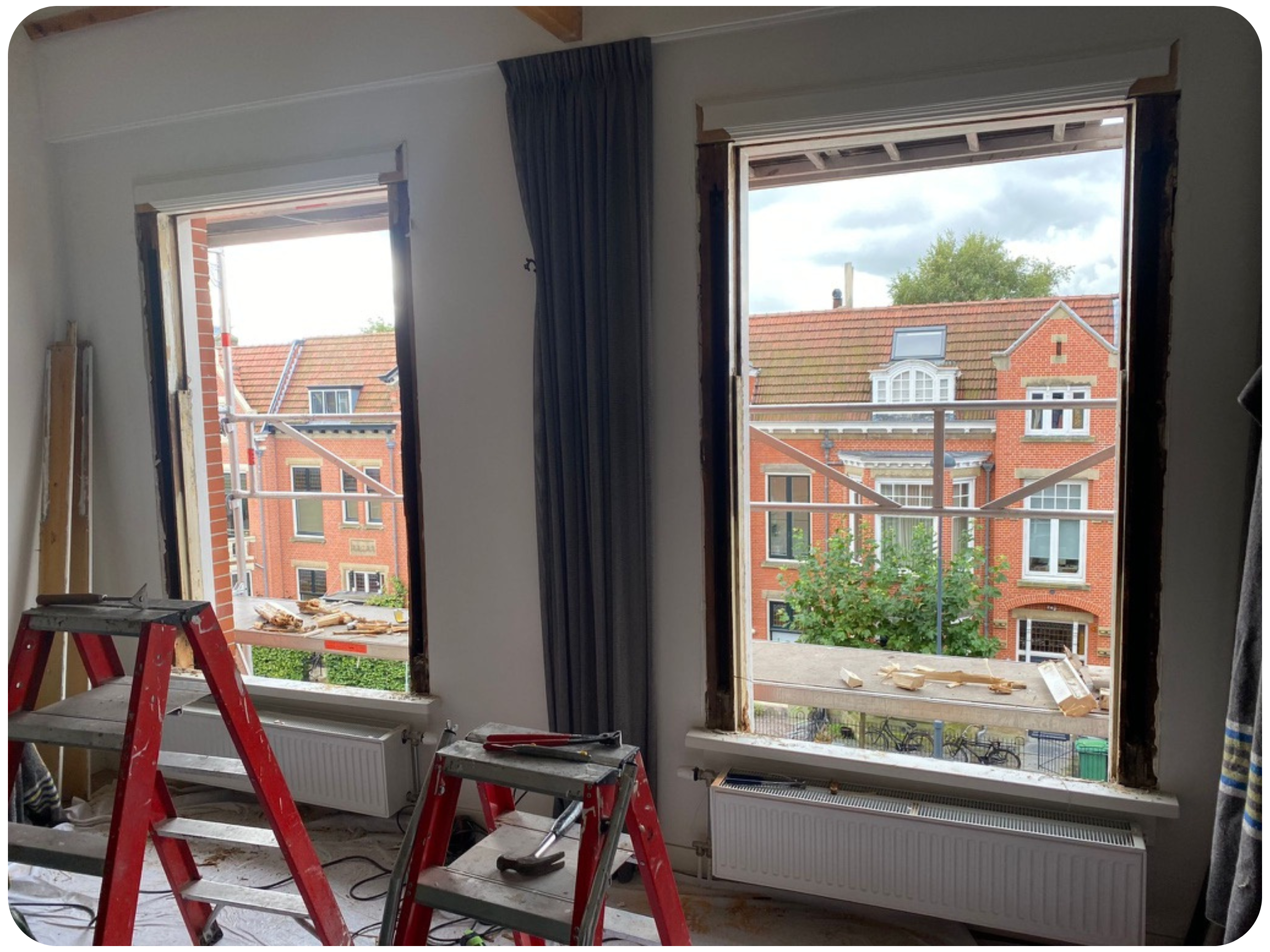 Kozijnen vervangen in Haarlem tijdens woningrenovatie, oude ramen verwijderd en voorbereid voor nieuwe kozijnen